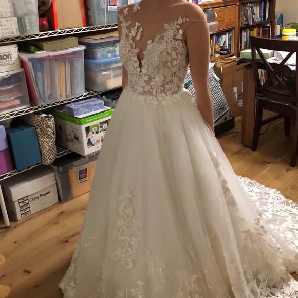 Wedding dress - Picture 2 of 3